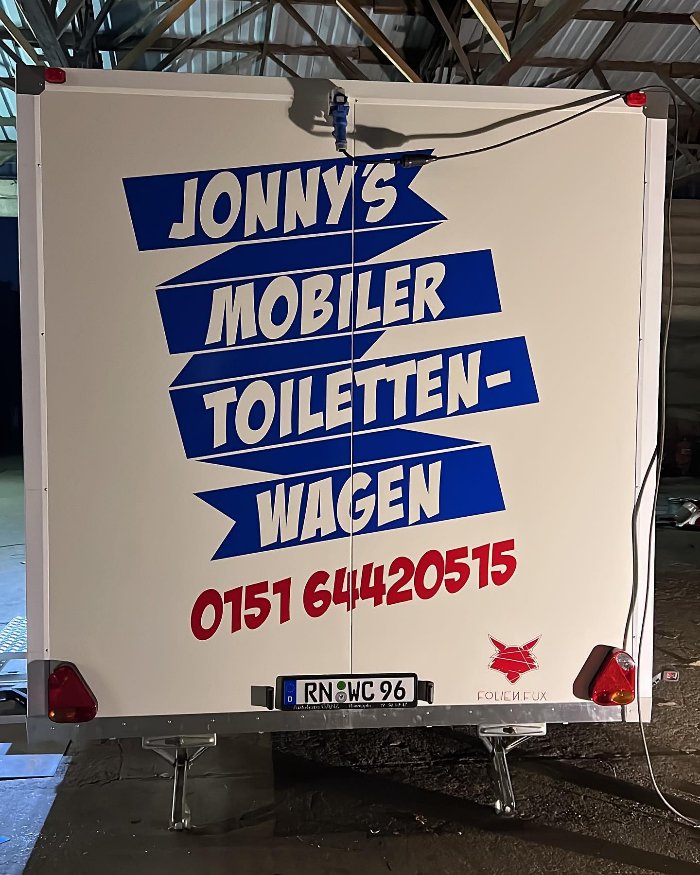 Heckansicht mit Logo und Telefonnummer