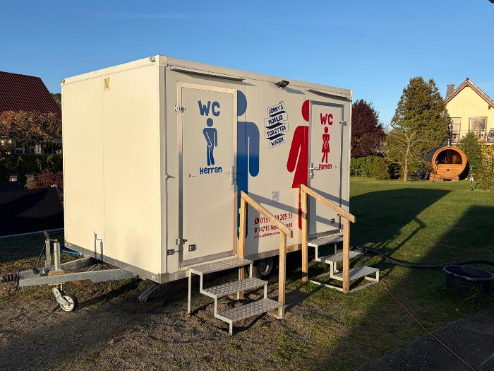 Kleiner WC-Anhänger von Jonnys mit getrennter Damen- und Herrentür