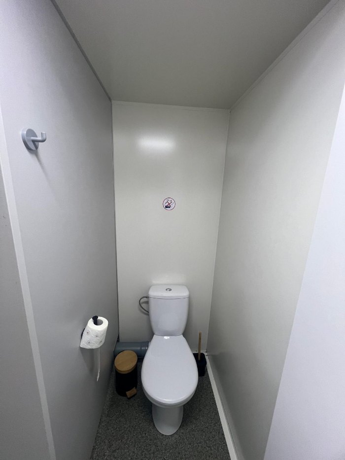 Saubere WC-Kabine im kleinen Toilettenanhänger