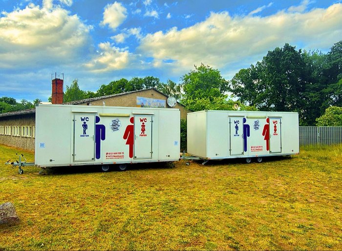 Großer Toilettenwagen von Jonnys auf einer Wiese